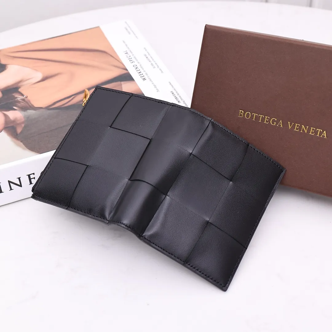 Batch 720 is the latest model. This large-lattice short wallet is woven with first-layer cowhide, has 6 card slots, 1 banknote compartment, 1 zipper coin purse, and snap button closure. Gold matching hardware 2026A cowhide Size: 11*8CM